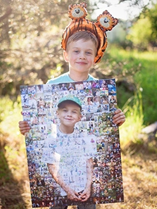 Мальчик держит в руках фотомозаику, собранную из его фотографий