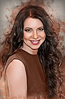 Женский портрет в стиле Гранж: улыбающаяся кареглазая девушка с волнистыми тёмными волосами, художник Анна