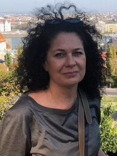 Исходное фото кудрявой женщины в серой блузке на фоне города Исходное фото кудрявой женщины в серой блузке на фоне города