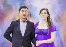 Парный портрет с прорисовкой под масло: молодой человек азиатской внешности в классическом костюме и девушка в фиолетовом лёгком платье изображены на светлом цветном фоне, художник Александра