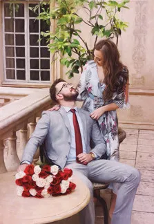 Портрет маслом молодого человека в светлом костюме с розами сидя и девушки в платье стоя на террасе дома в Ростове-на-Дону