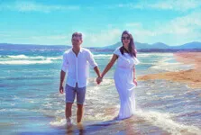 Парный портрет под живопись маслом: девушка и молодой человек держась за руки, идут вдоль моря по пляжу, художник Александра