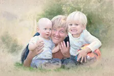 Портрет бабушки с внуками цветным карандашом
