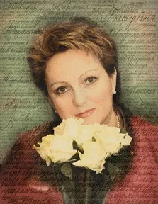 Портрет женщины из слов с комплиментами, у женщины короткая стрижка, малиновый пиджак и букет белых роз, художник Анна
