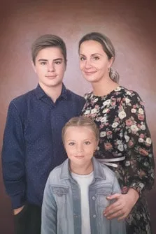 Портрет мамы с мальчиком и девочкой живописью под масло