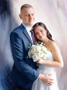 Парный свадебный портрет маслом, голубоглазый молодой человек в синем классическом костюме с белой рубашкой и фиолетовым галстуком, кареглазая девушка в белом свадебном платье и с букетом белых роз в руках, пара изображена на нейтральном светлом фоне, художник Лариса