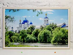 Фотография с видом на церковь, напечатанная на холсте в раме