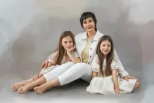 Семейный портрет в стиле Акварель, мама с двумя дочерьми на нейтральном сером фоне, художник Софья