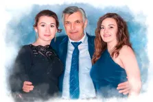 Семейный портрет в стиле Акварель, мужчина в синем классическом костюме с белой рубашкой и синим галстуком обнимает двух девушек в синем и чёрном платьях, художник Мария 