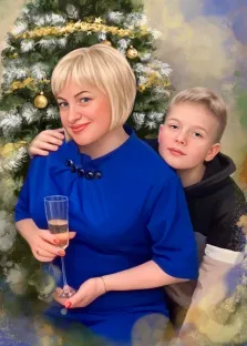 Женщина с причёской "Каре" и в синем платье держит бокал с шампанским, рядом изображён мальчик в кофте с капюшоном, семья изображена на фоне новогодней ёлки, работа выполнена в стиле Акварель, художник Софья 