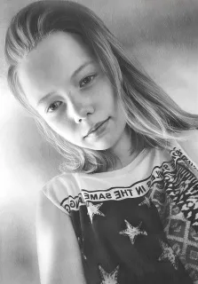 Карандаш, художник Антонина, портрет девочки в футболке со звездами