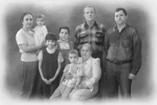 Портрет семейный в стиле Карандаш: изображена большая семья из 8 человек. Художник Антонина.