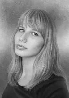 Портрет в стиле карандаш с фактурой акварельной бумаги. Изображена девушка с длинными светлыми волосами и челкой, выразительными губами, в темной кофте. Художник Антонина.
