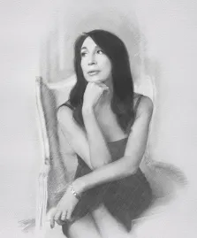 Женский портрет серым Карандашом: девушка в чёрном платье сидит на кресле, художник Татьяна 