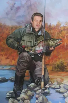 Маслом, художник Антонина, мужской портрет в рыболовном костюме с уловом
