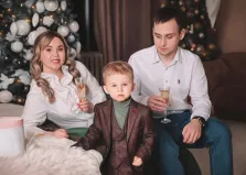 Маслом, художник Антонина, семейный портрет на фоне новогодней ёлки, родители с бокалами, ребенок в костюме