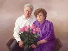 Маслом, художник Антонина, парный портрет, подарок на золотую свадьбу, мужчина в белой рубашке сидит на лавке рядом с женой, которая одета в фиолетовое платье и держит в руках букет роз