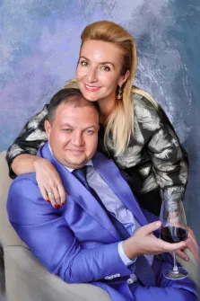 Пара изображена в портрете под масло, мужчина в тёмно-синем пиджаке и женщина со светлыми волосами в чёрном платье, художник Александра 