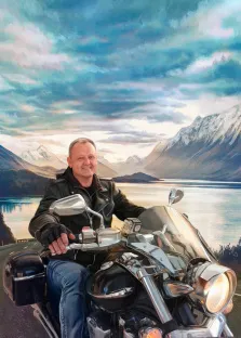 На портрете под масло изображён мужчина на мотоцикле на фоне гор, художник Антонина