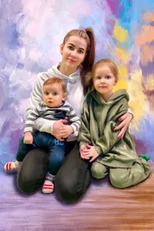 Портрет маслом: женщина обнимает двоих детей на разноцветном абстрактном фоне. Художник Александра 
