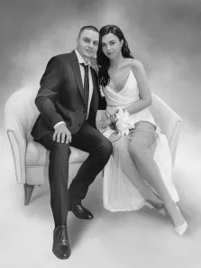 Портрет свадебный мужчины и женщины, сидящих на софе. Черно-белое масло, в стиле сухая кисть. Художник Антонина