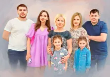Семейный портрет маслом 7 персон на размытом розово-голубом фоне. Изображена семья из 5 взрослых человек и 2 девочек. Художник Анастасия.