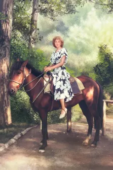 Женский портрет Под масло, женщина в платье сидит верхом на коне, художник Антонина