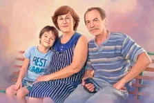 Выполнен семейный портрет Под масло, изображены три человека на нейтральном фоне, художник Анастасия 