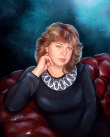 Девушка в тёмном платье сидит на красном кожаном диване, портрет отрисован Под масло, художник Павел 
