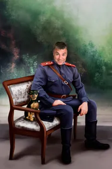 Мужчине в военной форме сидит на лавочке с собакой, работа выполнена Под масло, художник Павел 