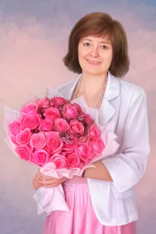 Портрет девушки в белом пиджаке с букетом роз в руках, работа выполнена маслом, художник Антонина
