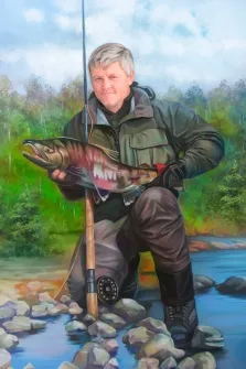 Мужской портрет маслом, мужчина в тёмной одежде держит пойманную рыбу на фоне леса и озера, художник Антонина