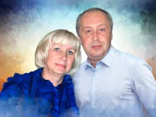 Парный портрет маслом - мужчина и женщина средних лет на абстрактном фоне, мужчина седой с серыми глазами и в белой рубашке, женщина со светлыми волосами и серыми глазами в синей блузке, автор Лариса