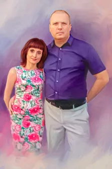 Парный портрет маслом, мужчина в фиолетовой рубашке с короткими рукавами и женщина в светлом платье с цветами на нейтральном фоне, художник Анастасия 