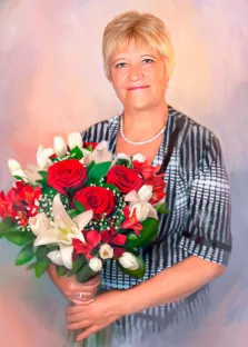Женский портрет Маслом, женщина с короткой светлой стрижкой с букетом цветов в руках на нейтральном фоне, художник Анастасия 