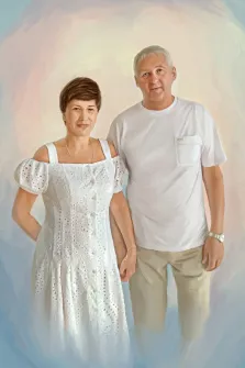 Парный портрет маслом, женщина в белом платье с короткой стрижкой и мужчина в белой футболке с часами на запястье, пара изображена на нейтральном светлом фоне, художник Анастасия 