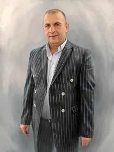 Портрет мужчины в сером классическом костюме в полоску, работа выполнена Под масло на нейтральном фоне, художник Анастасия 