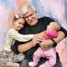 Семейный портрет маслом, дедушка в чёрном свитере с часами на запястье с двумя внучками, художник Александра 