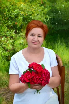 Женский портрет маслом, рыжеволосая женщина с короткой стрижкой сидит на стуле в белой одежде с букетом красных цветов руках, художник Антонина