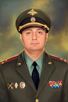 Мужской портрет стилизован Под масло, мужчина в военной парадной форме болотного цвета на нейтральном зеленоватом фоне, художник Павел 