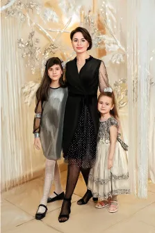 Портрет женщины с двумя дочерьми в стиле под масло, художник Александра
