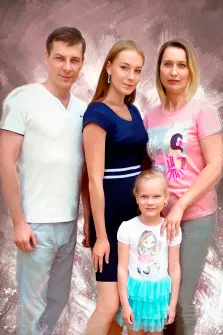 Семейный портрет из четырёх человек выполнен Под масло, изображены мужчина, две женщины и девочка в голубой юбке, художник Валерия 