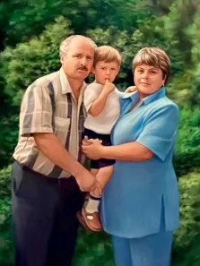 Семейный портрет Под масло на три человека, женщина в голубом платье с короткой светлой стрижкой держит на руках мальчика в синих шортах и в белой футболке, рядом стоит усатый мужчина в клетчатой рубашке и в тёмных брюках, художник Анастасия 