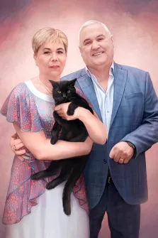 Парный портрет маслом, мужчина в классическом сером костюме в клетку с белой рубашкой обнимает за талию женщину в платье и с короткой стрижкой, женщина держит на руках чёрного кота, художник Антонина