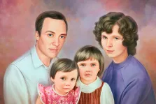 Семейный портрет маслом из четырёх человек: мама, папа и две дочки изображены на абстрактном цветном фоне, художник Антонина