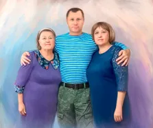 Семейный портрет Под масло из трёх человек, мужчина в тельняшке и в камуфляжных штанах обнимает двух женщин, художник Анастасия 