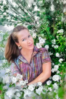 Женский портрет Под масло: голубоглазая девушка в рубашке с короткими рукавами стоит на фоне природы, художник Александра 