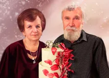 Портрет пожилой пары Под масло, бородатый мужчина в клетчатой рубашке и женщина в красном платье держат торт с надписью "55 лет вместе", художник Валерия 