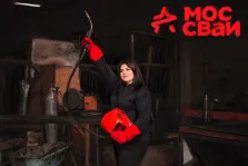 Портрет девушки в мастерской выполнен Под масло, в руках девушка держит сварочную маску, в правом верхнем углу изображена красная звезда и логотип фирмы "МОССВАИ", художник Александра 