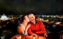 Парный портрет Под масло: девушка целует молодого человека в щёку на фоне ночного города, художник Павел 